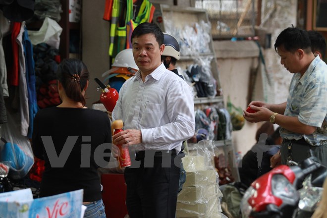 Cánh tài xế chen nhau đi mua bình cứu hỏa cho xe ôtô.